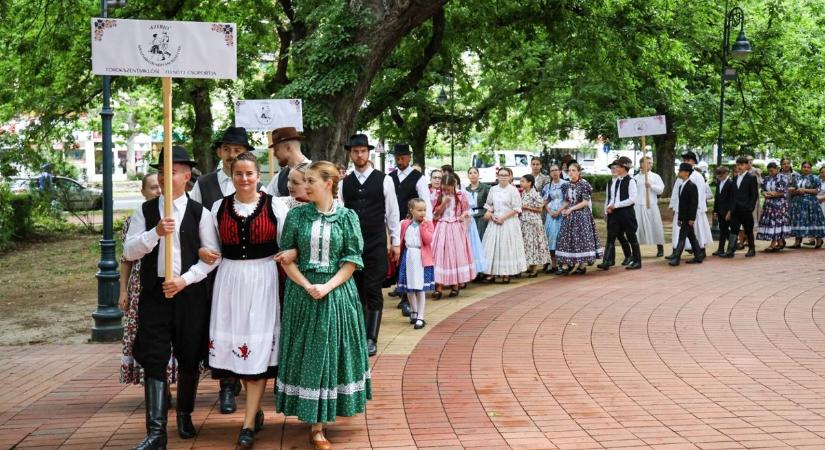 Hatalmas felvonulással kezdődött az Ezerjó Folklór Fesztivál zárónapja – videóval, galériával