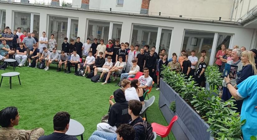 „Mi újság van, gyerekek?” – Könnyes búcsút vettek Karcsi bácsitól a miskolci diákok (videóval)
