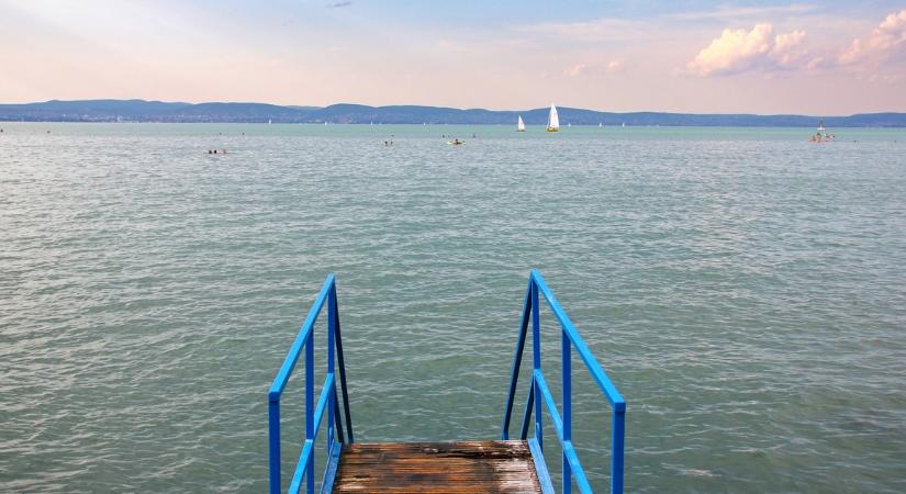 Most jött a fotó, mindenki rémülten néz: ezt vették észre a Balatonban, tisztán látszik felülről