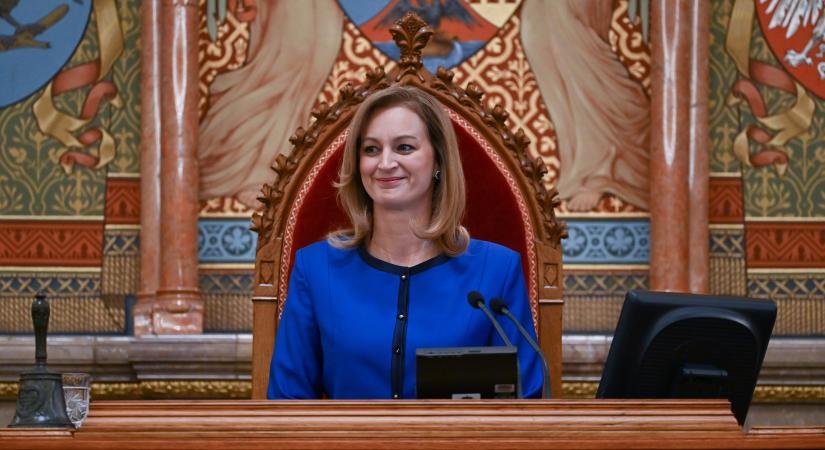 Ismét mindenki Forsthoffer Ágnes ruhájáról beszél: a trianoni megemlékezésen újabb, gyönyörű ruhában jelent meg, elvarázsolta a kommentelőket
