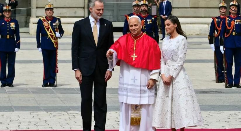 Harangszó és hatalmas tömeg köszöntötte XIV. Leó pápát Madridban – videó
