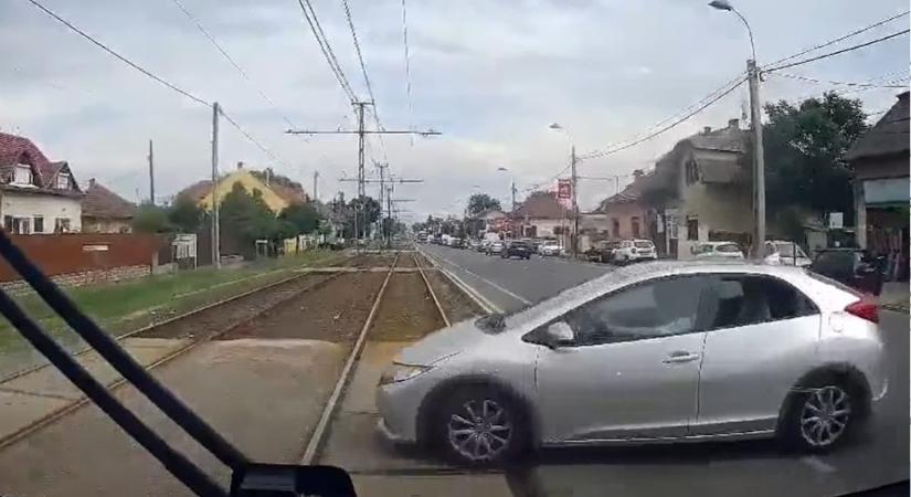 Videón, ahogy az 50-es villamos letarolja az Üllői útról elé kanyarodó autót