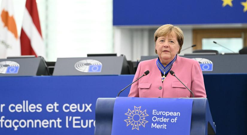 Angela Merkel szerint nem a tömeges migráció, hanem az AfD a probléma