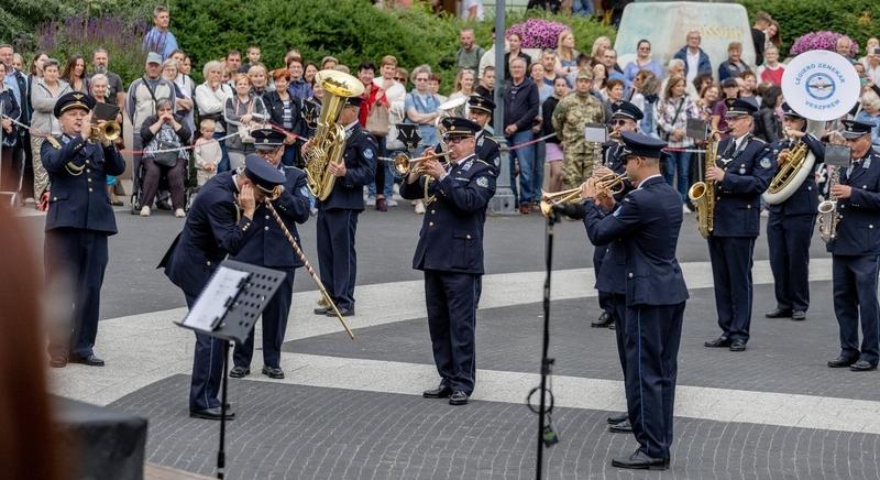 Katonazenekarok vették birtokba a Kossuth teret