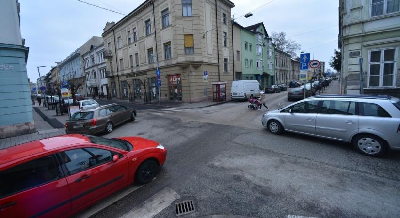 Szirénázó mentő a kereszteződésben: te tudod, kié az elsőbbség ebben a szituációban?