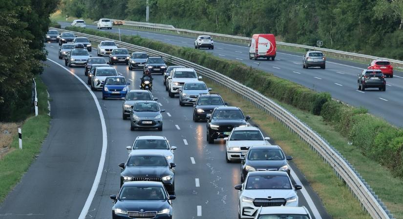 Elesett az M7-es autópálya: bedugult a Balaton felé vezető oldal, hatalmas a torlódás
