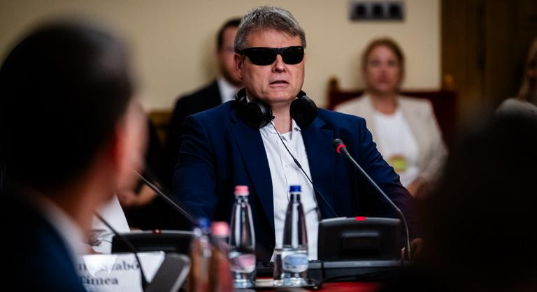 Bejelentést tett a miniszter, megszüntettek egy korlátozást a gyermekvédelmi rendszerben