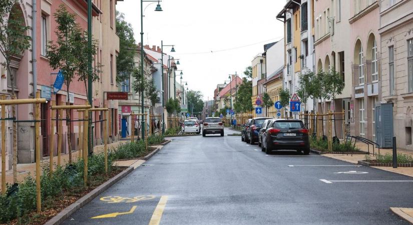 Az eső elmosta az ünnepséget, de mi megnéztük, milyen lett Szeged új mediterrán utcája – galériával
