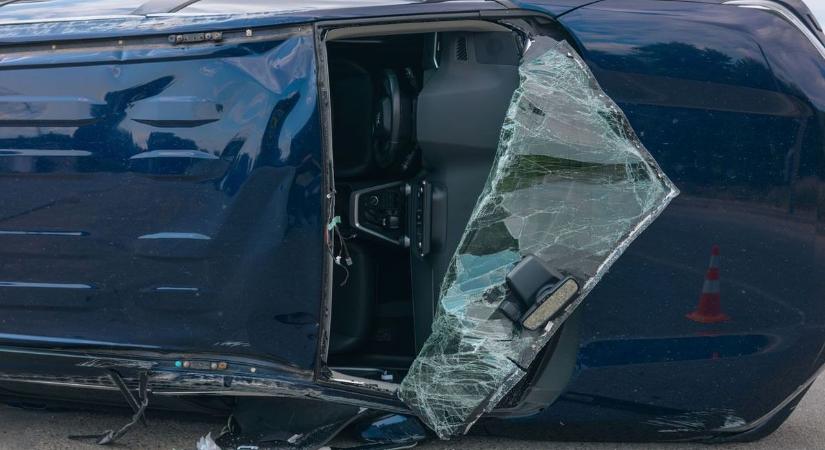 Lesodródott az útról, majd felborult egy autó a 61-esen