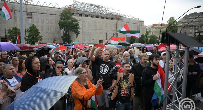 Fideszesek és Mi Hazánkosok tüntettek a migrációs paktum ellen
