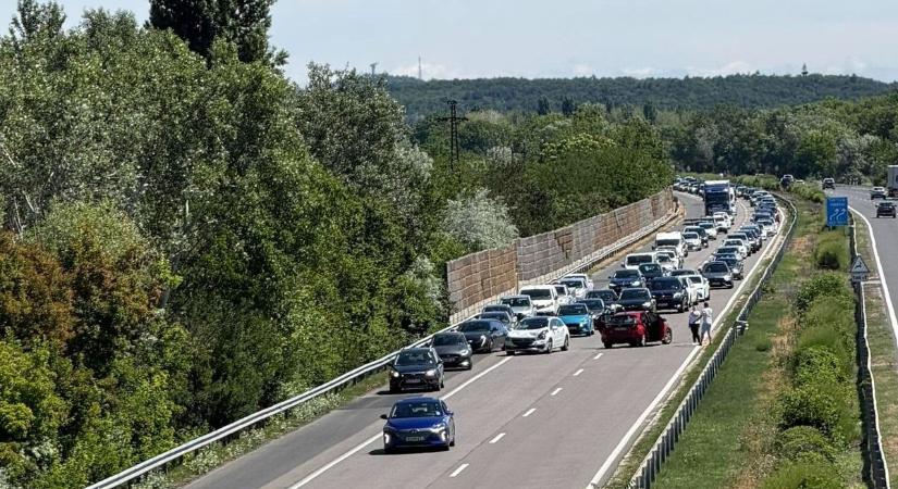 Fejtetőre állt autó a főúton, miközben az autópálya is teljesen elesett