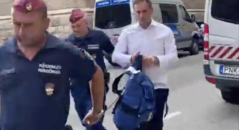 “Veled vagyunk Gergő” – sokkalta a 2. kerületieket Őrsi Gergely letartóztatása, szimpátiatüntetést tartottak a polgármester mellett