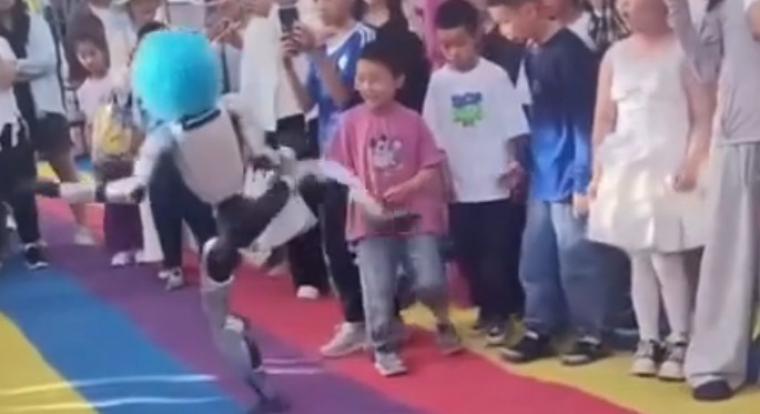 Ez a humanoid robot nem olvasott Asimovot, úgyhogy gyomorszájon rúgott egy kisgyereket