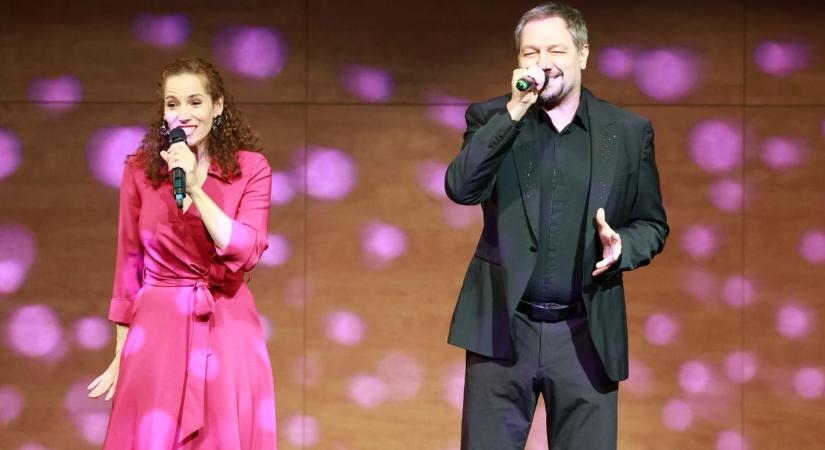 Vágó Bernadett és Miller Zoltán koncertjével lepték meg a pedagógusokat (fotók  videó)
