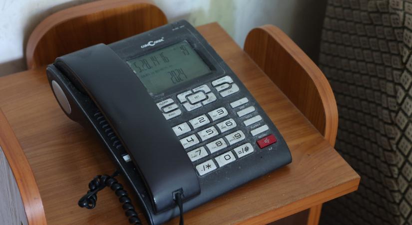 Több százezren használnak még vonalas telefont Magyarországon: a Westel legendás igazgatóját és nyugdíjasokat kérdeztük meg, hogy mi a titok