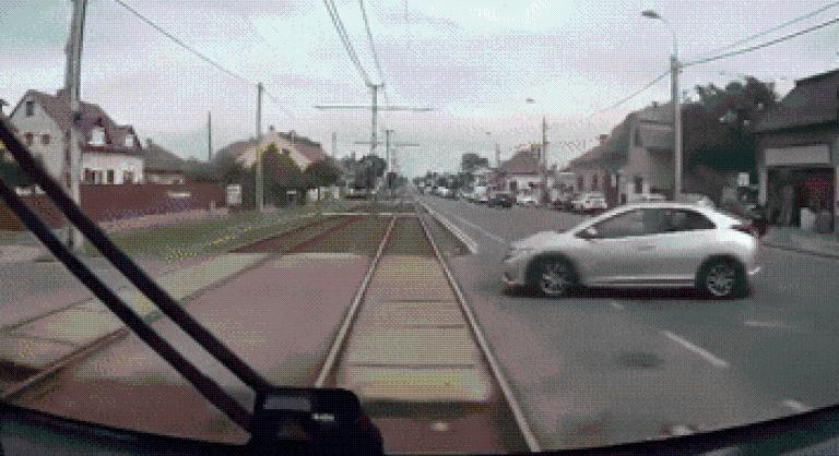 Videón, ahogy a villamos elé kanyarodik egy autó az Üllői úton