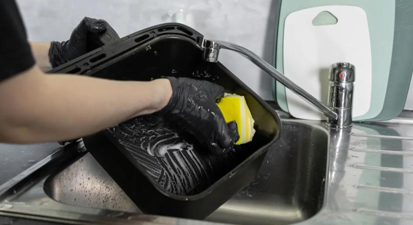 Pofonegyszerű házi praktika: ettől a filléres trükktől olyan lesz az air fryered, mint új korában