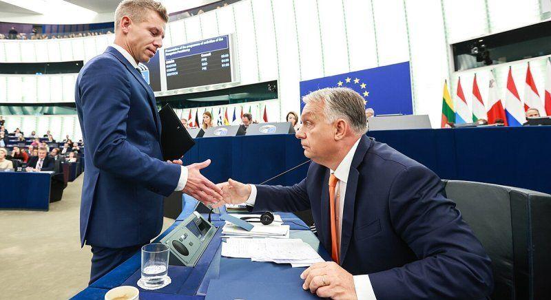 Kéthónapos fáziskéséssel próbálta felkérdezni Orbán Viktor Magyar Pétert a migrációs paktumról