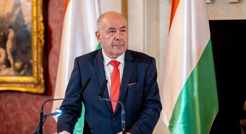 Szimpátiatüntetést tartanak az állami intézményvezetők mellett a Sándor-palotánál