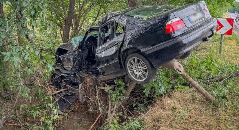Brutális baleset: a levegőben állt meg az összeroncsolódott BMW – videó