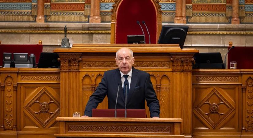 Ne féljetek! – Szimpátiatüntetés Magyarország állami intézményvezetői mellett