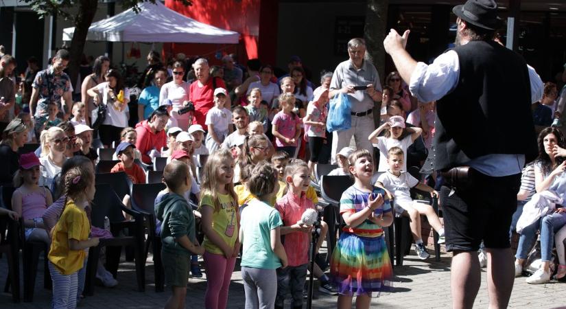 Már reggel benépesült a Zöldfa tér, gyerekzsivajtól volt hangos a belváros (galéria)