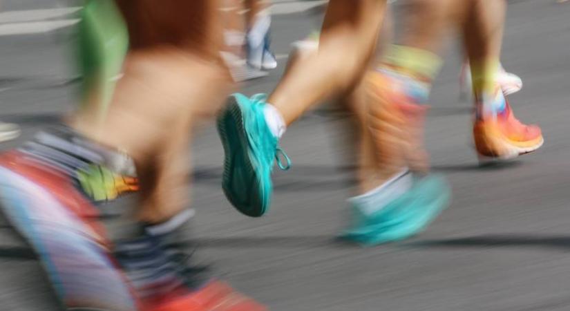 Ez történik, ha egy maratonfutóra rátör a szükség: a sportolók elhallgatott tabuja