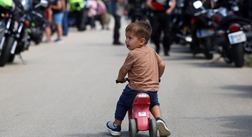 Vasparipák robaja rázta fel Kaposvárt, ahol az is kiderült: a motorosoknak vajból van a szíve