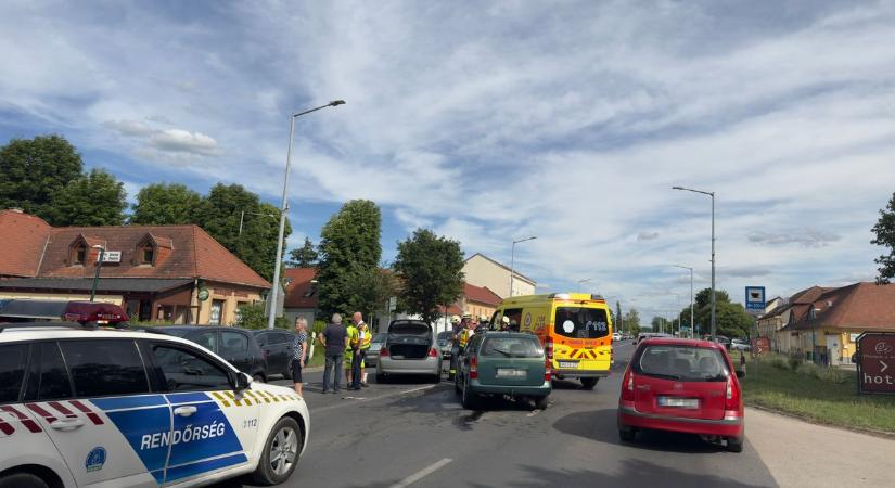Most történt: három kocsi karambolozott az 1-es főúton helyszíni fotók