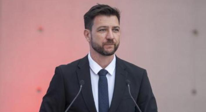 Szénné égetik a közmédia lemondott vezérét a közösségi médiában – A Tisza ikonikus politikusai össztüzet zúdítottak Papp Dánielre