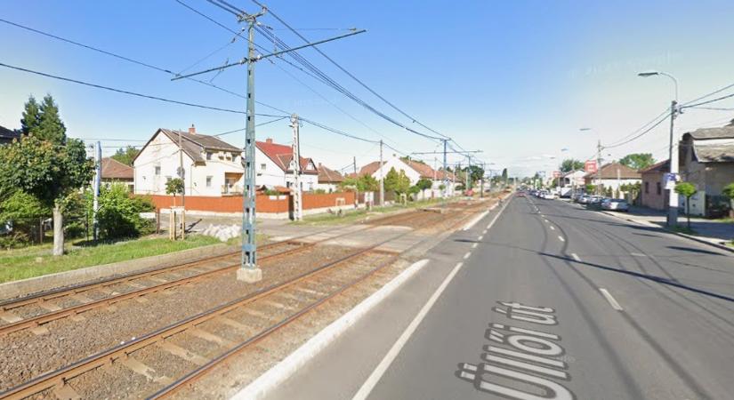 Kamera rögzítette a hatalmas csattanást - Így csapódik az autóba a villamos az Üllői úton