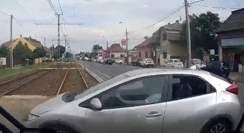 Videón az ütközés: villamos elé kanyarodott az autós