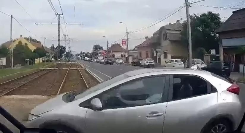 Hatalmas csattanás rázta meg az Üllői utat: autóba csapódott a villamos