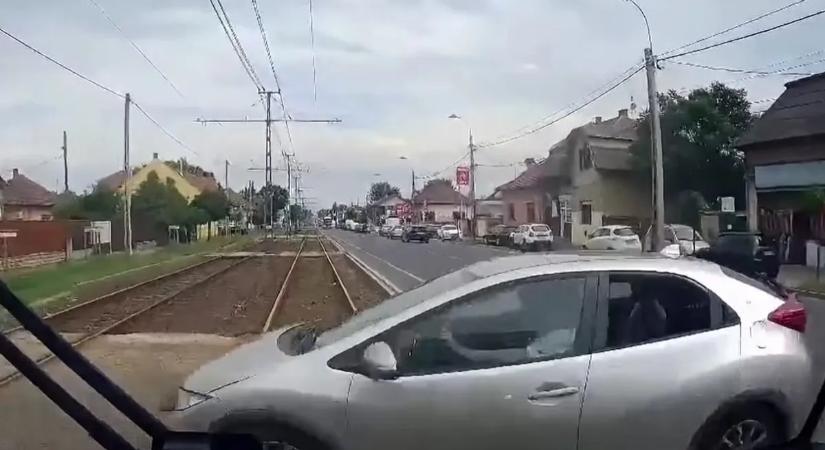 Villamos elé kanyarodtak a fiatalok, videón az ütközés
