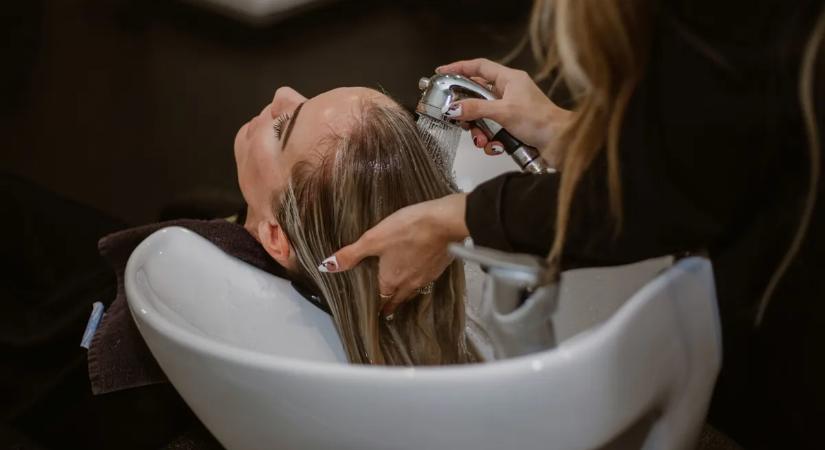 Sokan esküsznek erre a hajmosási trükkre – Ön kipróbálná?
