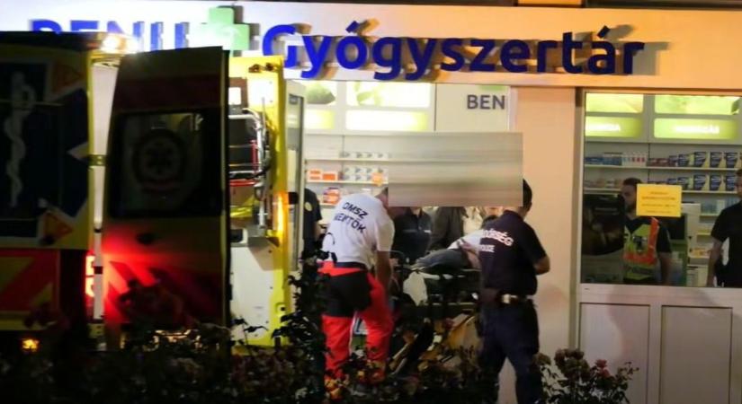 Berúgta a patika ajtaját, bottal támadt – videón a rendőri akció a gyöngyösi 80-asban