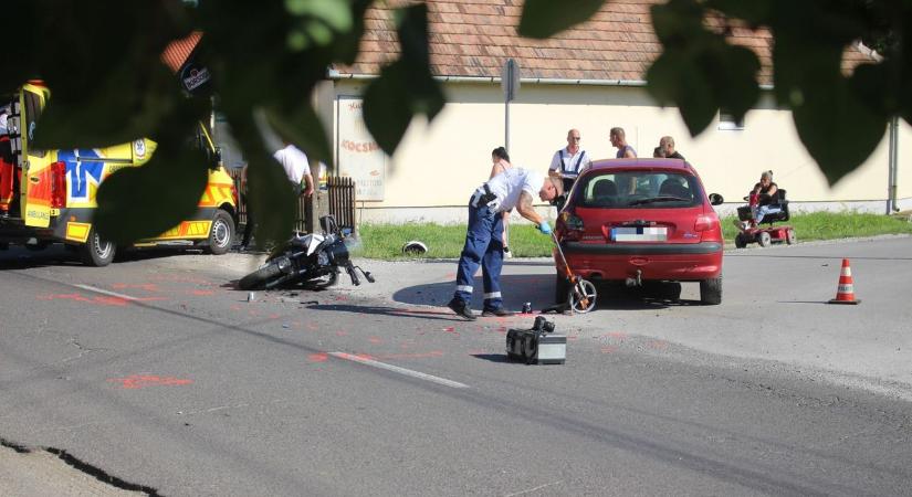 Hátulról csapódott autónak egy motoros Szentistvánon