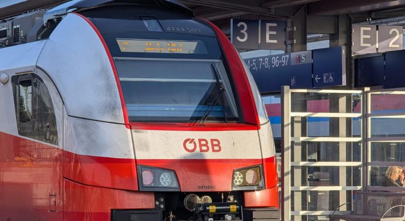 Autó ütközött vonattal Ausztriában, ketten meghaltak