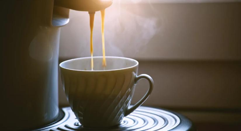 Sokan erre esküsznek a reggeli kávéban – de tényleg segíthet a fogyásban?