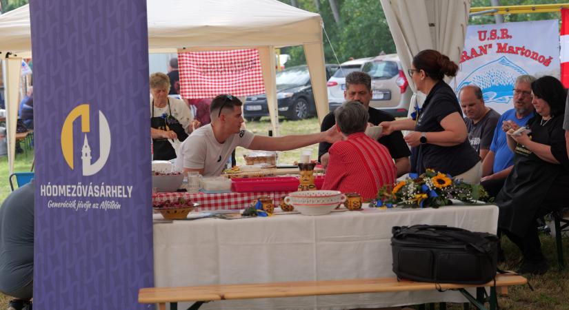 Mártélyi pontyból főzött halászlevet a vásárhelyi csapat az algyői halfesztiválon