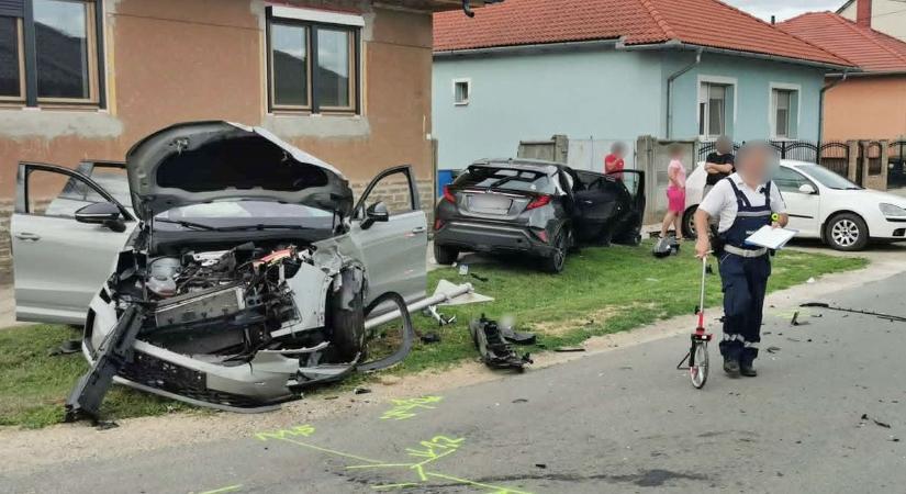 Autók ütköztek Sárváron, négyen megsérültek - helyszíni fotók