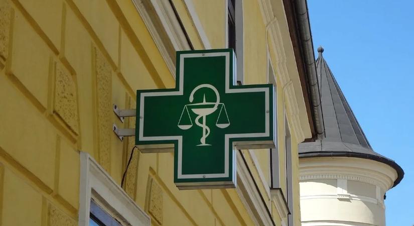 Berúgta a gyöngyösi patika ajtaját, bottal támadt a vásárlókra azt ordítva, tévképzetei vannak – videó