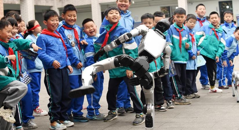 Hasba rúgta a gyereket a kínai robot, ezzel pedig felrobbantotta az internetet