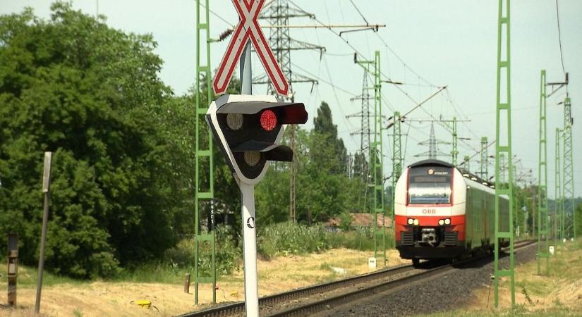 Csak egy kisgyerek élte túl a balesetet, amikor vonattal ütközött a család autója