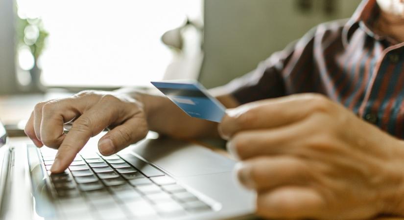 Nagy változás jön az online vásárlásban, ez mindenkit érint majd