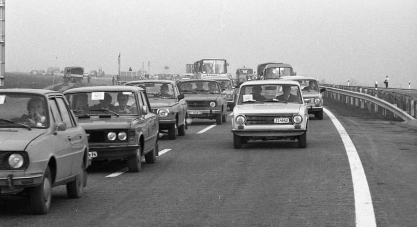 Kétütemű füst és felforrt hűtővíz: ezekkel a legendás autókkal zötyögtünk régen a Balatonra fotók