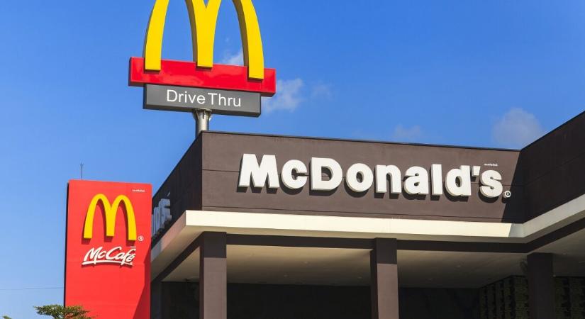 Autó csapódott egy bronxi McDonald’s falába, a sofőr elmenekült – helyszíni felvételek érkeztek