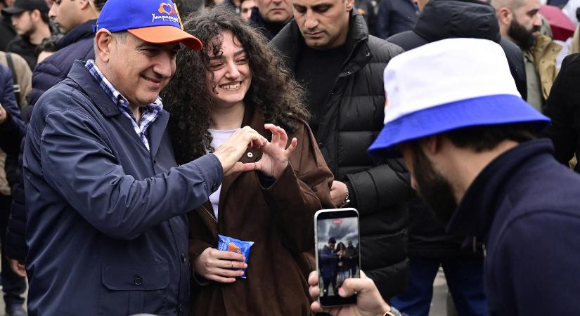 Matrjoska tombol Örményországban, Vlagyimir Putyin integet belőle a parlamenti választás előtt
