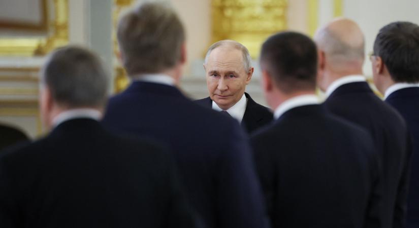 Fájdogál Putyin feje, de egy kis extra elnyomással kezeli a kínjait, és inkább rákapcsol az ukrán városok bombázásra