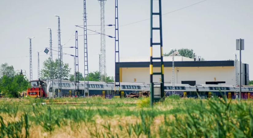 Háromszáz kilométert kellett kerülniük az emeletes vonatoknak, hogy megfordulhassanak szegedi karbantartásukhoz